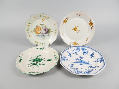 trois assiettes à motifs différents posées sur une table