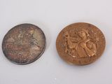 une image représentant un penny et une pièce de monnaie sur une surface blanche