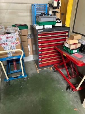 beaucoup de cartons et d'outils dans le garage