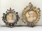Deux portraits miniatures représentant une femme et un enfant sont présentés dans un cadre doré.