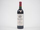 la bouteille de vin rouge est posée sur une surface blanche