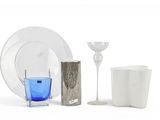 une assiette blanche, un verre bleu et un bougeoir