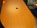 une table en bois avec un trou au milieu