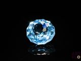 une image représentant un diamant bleu sur un fond noir