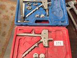 de nombreux outils qui sont rangés dans une boîte posée sur une table