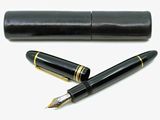 un stylo noir et un étui noir posés sur une surface blanche