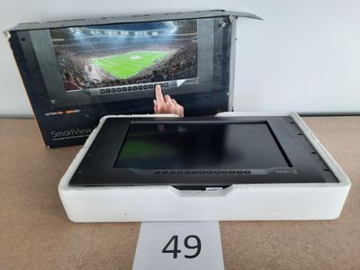une tablette posée sur une table, avec une étiquette de prix