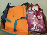 une boîte remplie de sacs et un sac sur lequel est dessinée une fille