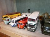 un grand nombre de voitures et de camions jouets sur une table