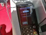 un téléphone portable posé sur un bureau, à côté d'un clavier