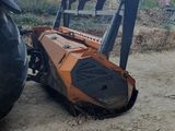 un tracteur qui est à l'arrêt au sol, à côté d'un autre tracteur