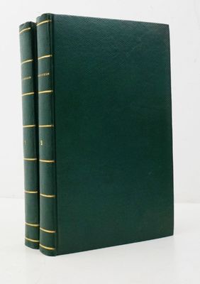 deux livres verts posés l'un sur l'autre sur une surface blanche