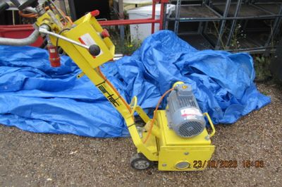 une petite machine jaune posée par terre