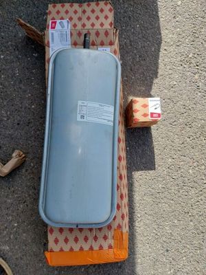 une valise bleue posée sur une boîte posée par terre