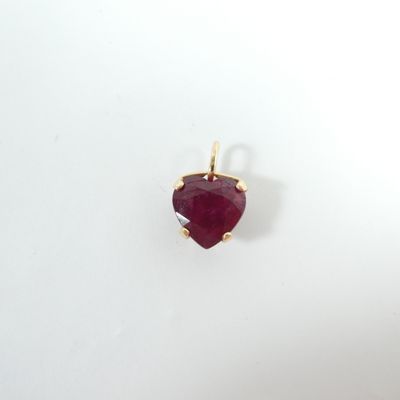 gros plan d'une paire de boucles d'oreilles sur une surface blanche