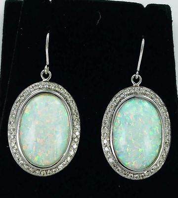 une paire de boucles d'oreilles en oplite blanche et diamants