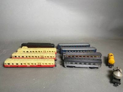 Plusieurs petits trains sont alignés les uns à côté des autres sur une table