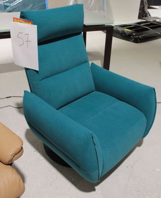 un fauteuil inclinable bleu et un fauteuil inclinable marron