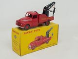 un camion-jouet rouge surmonté d'une grue