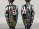 paire de vases décorés de fleurs et d'oiseaux sur fond bleu
