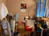 une photo d'une chambre en désordre, encombrée d'objets
