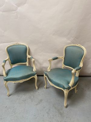 paire de chaises anciennes de style français, avec un revêtement bleu, revêtement bleu, revêtement bleu, revêtement bleu, revêtement bleu, revêtement bleu, revêtement bleu, revêtement bleu