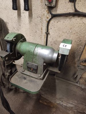 une machine posée sur une table dans une pièce
