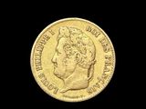 gros plan d'une pièce d'or sur fond noir