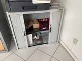 une petite armoire sur laquelle est posée une imprimante
