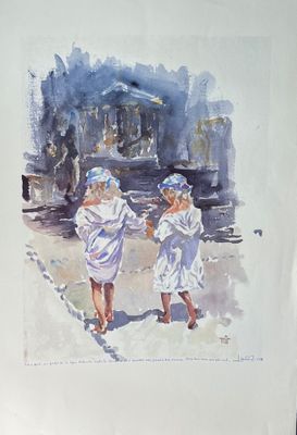 deux enfants marchant dans la rue, avec un train en arrière-plan