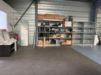 un garage rempli de cartons et d'autres objets