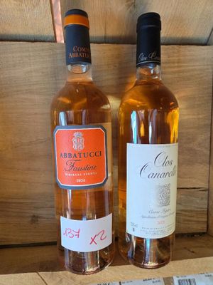 deux bouteilles de vin posées sur une table