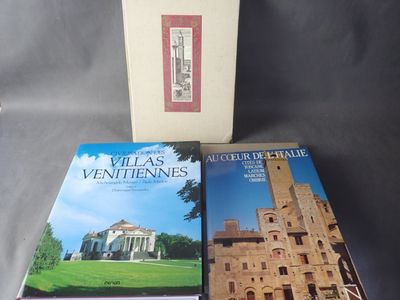 trois livres sont posés sur une table, à côté d'une boîte remplie de livres