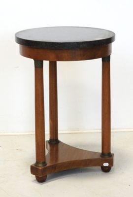 une image représentant une petite table avec un plateau noir