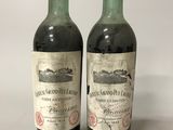 deux bouteilles de vin posées l'une à côté de l'autre sur une table