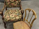 deux chaises anciennes avec une assise rembourrée à motifs floraux et un dossier en rotin