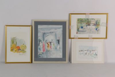 quatre tableaux encadrés sur le mur d'une pièce