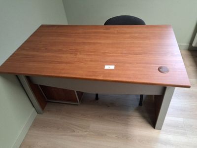 Ensemble comprenant : - un bureau en mélaminé et métal