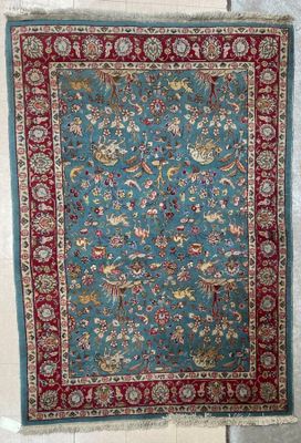 un tapis bleu bordé de rouge sur un sol blanc