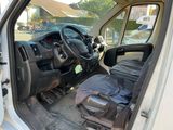 une camionnette blanche avec des bagages à l'arrière