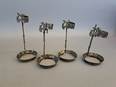 Quatre supports d'abat jour pour bougies en argent.