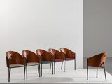 un ensemble de chaises disposées sur une estrade blanche