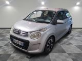 la petite voiture argentée est garée sur un sol en damier