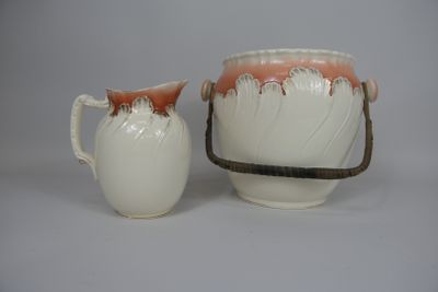 deux vases blancs et orange placés l'un à côté de l'autre