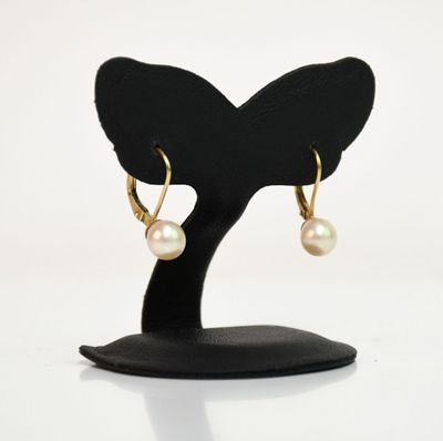 boucles d'oreilles créoles plaquées or ornées de perles, montées sur un support noir