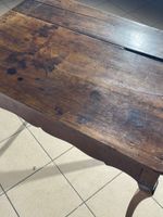 Table en noyer ouvrant par un tiroir, ceinture découpée, rep… (photo 4)