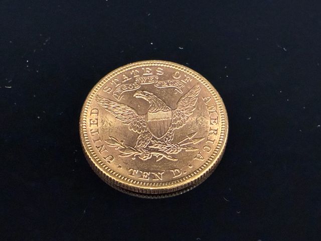 Une pièce de monnaie en or à valeur faciale de 10 Dollars Liberty...