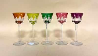 quatre verres à vin sont alignés sur une table