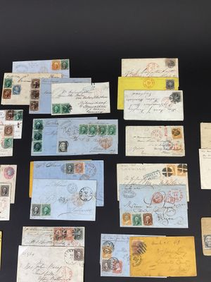 de nombreux types de timbres et d'enveloppes sur une surface noire