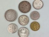 beaucoup de pièces qui sont sur la table
